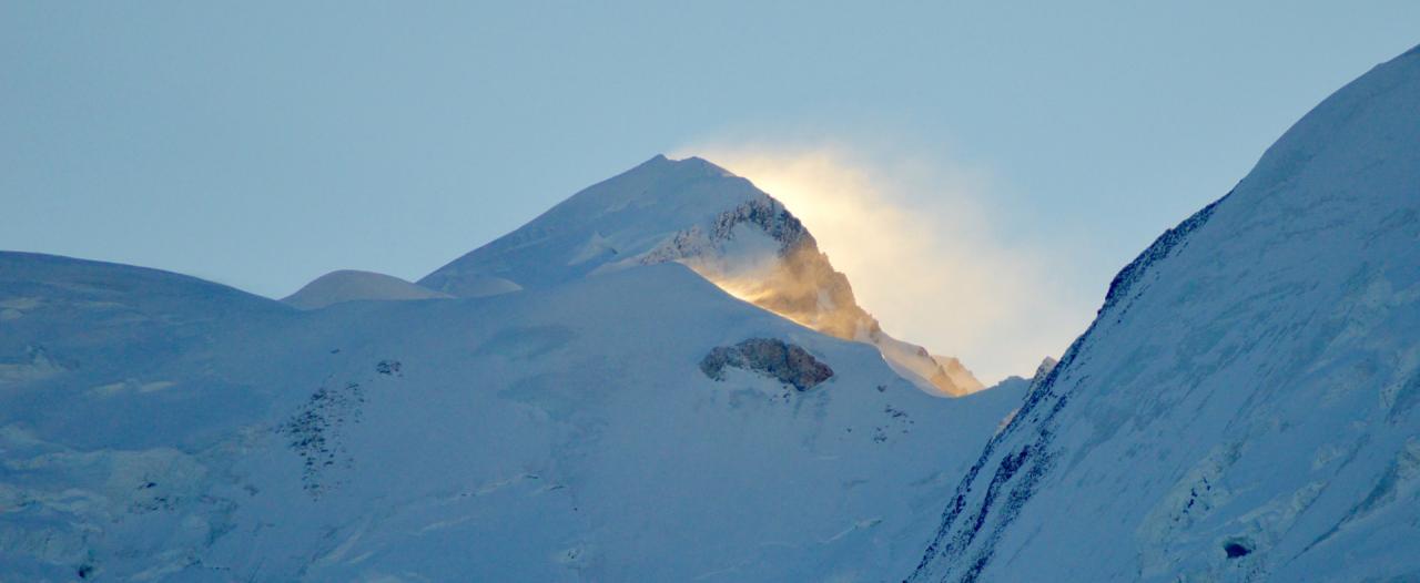 Le sommet du Mont-Blanc à l'aube